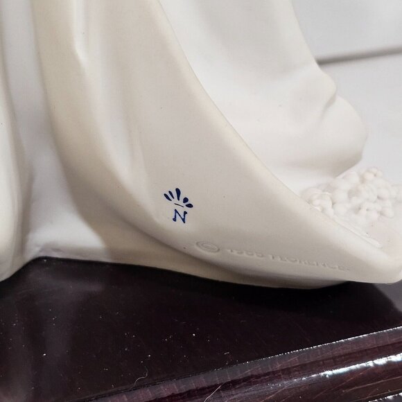 Guiseppe Armani Florence Figure - Lady Holding Fruit - 12" Tall (1986) - Picture 3 of 9